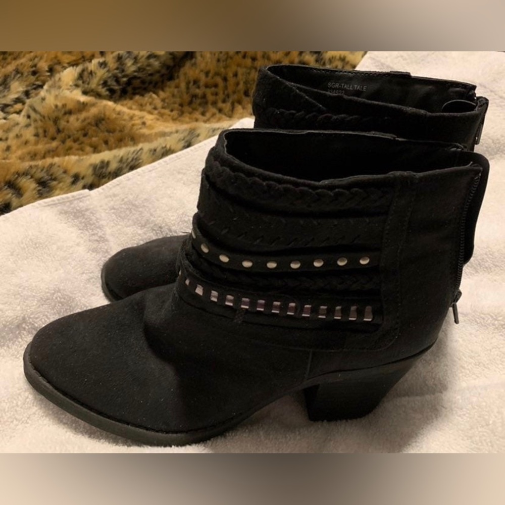 #S394 - Sugar Brand TALL TALE Black Faux Suede Booties w/Strap & Studs Sz 7.5M